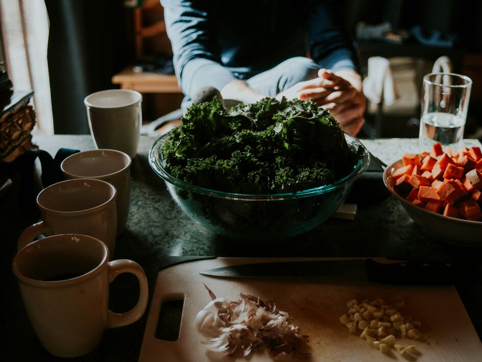 Fatty liver diet plate with fish, vegetables, and healthy fats