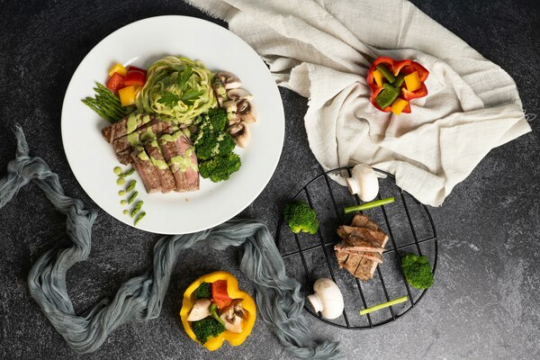 Gentle gastritis-friendly meal with oatmeal, banana, and steamed chicken